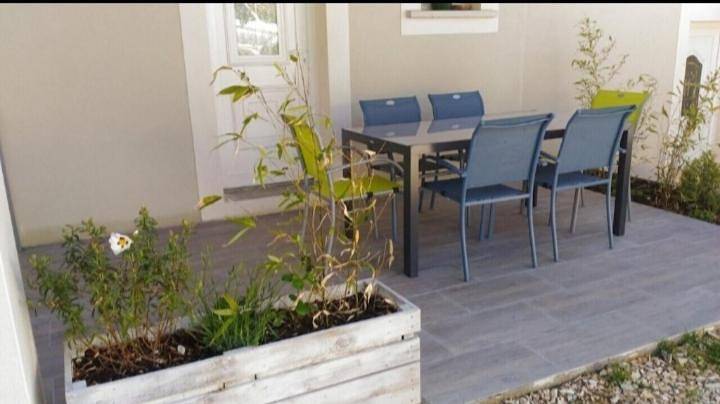 Gîte pour 5 personnes, avec Balcon et Terrasse ainsi que Jardin et Piscine à Volvent