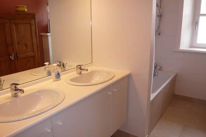 Location de vacances pour 6 personnes, avec jacuzzi ainsi que jardin et piscine à Divajeu - 4