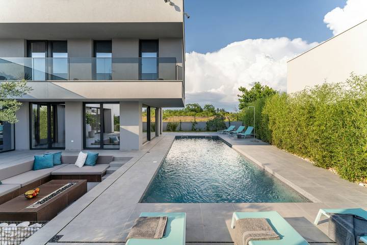 Villa pour 6 personnes, avec balcon et jardin à Nin
