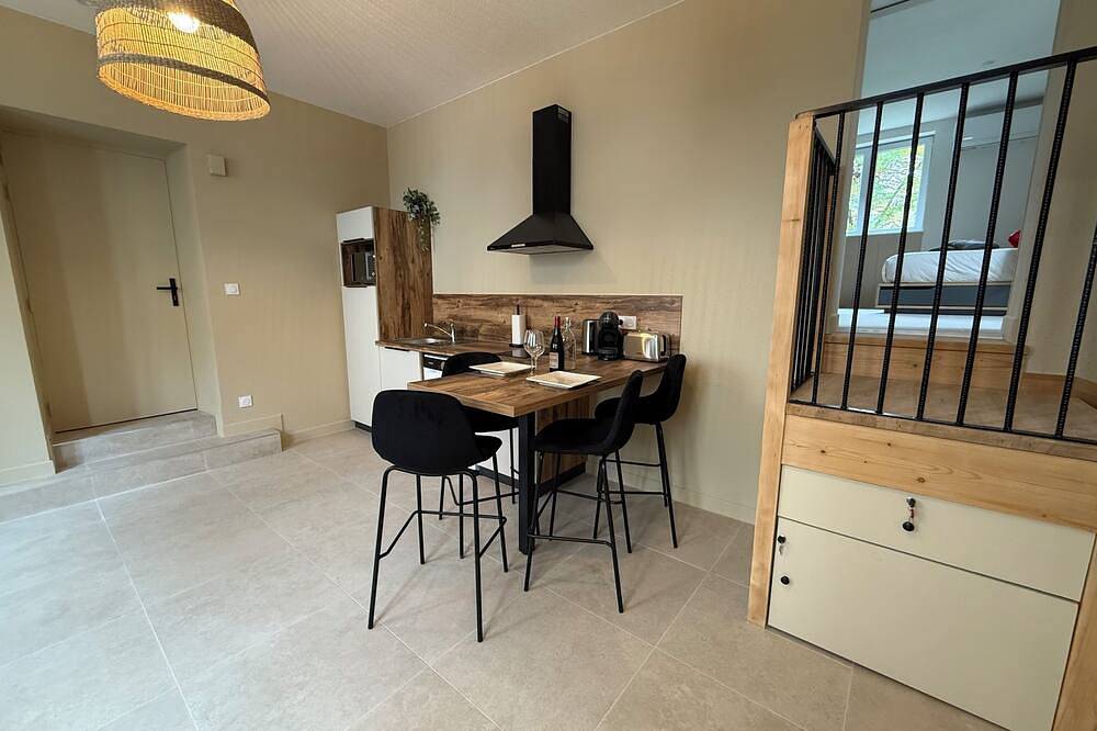 Entire apartment, 🏡 Fully-equipped cocooning apartment (Kingsize whirlpool bath) in Riom, Volcans d'Auvergne Regional Nature Park