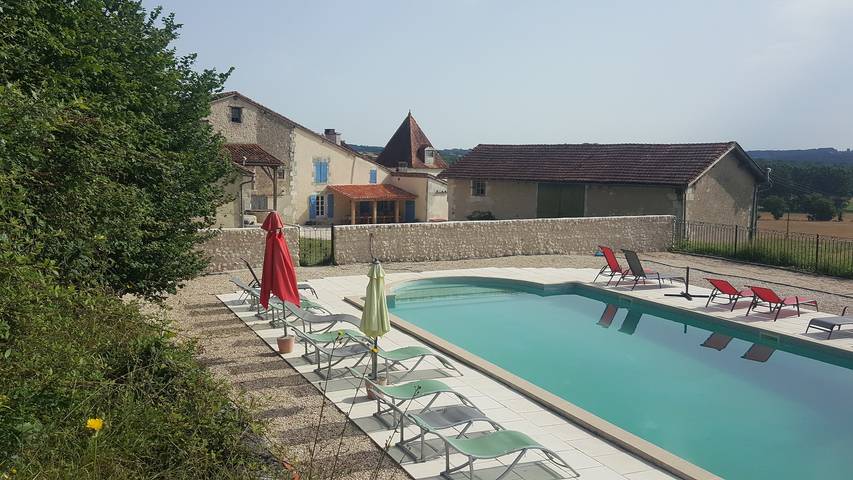 Gîte pour 9 personnes, avec Piscine à Courgeac