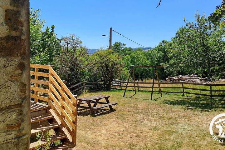 Location de vacances pour 4 personnes, avec jardin à Murat-sur-Vèbre