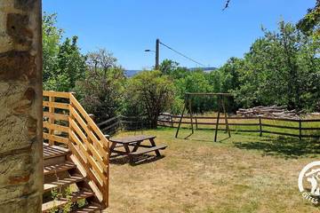 Location de vacances pour 4 personnes, avec jardin à Murat-sur-Vèbre