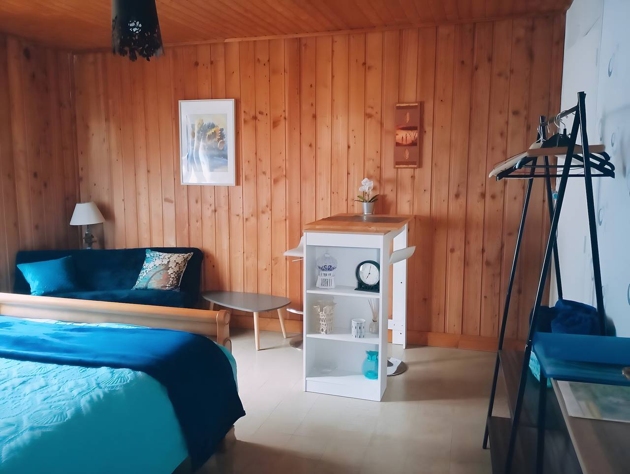 Chambre « Chambres d’hôte Bleue » avec piscine, terrasse partagées et Wi-Fi in Saint-Sébastien-d'Aigrefeuille, Parc national des Cévennes