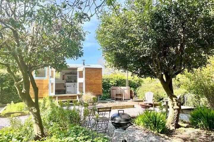 Lodge for 2 people, with garden and hot tub in Cornwall