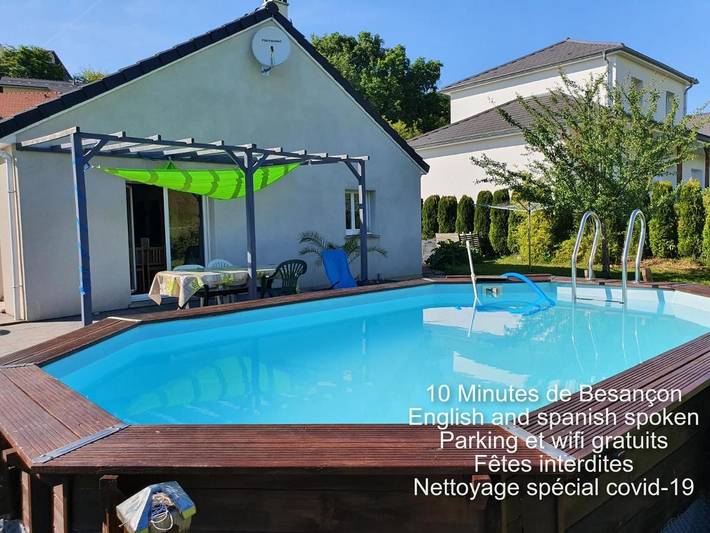 Gîte pour 4 personnes, avec jardin et piscine ainsi que bassin pour enfant et vue à Montfaucon (Doubs)