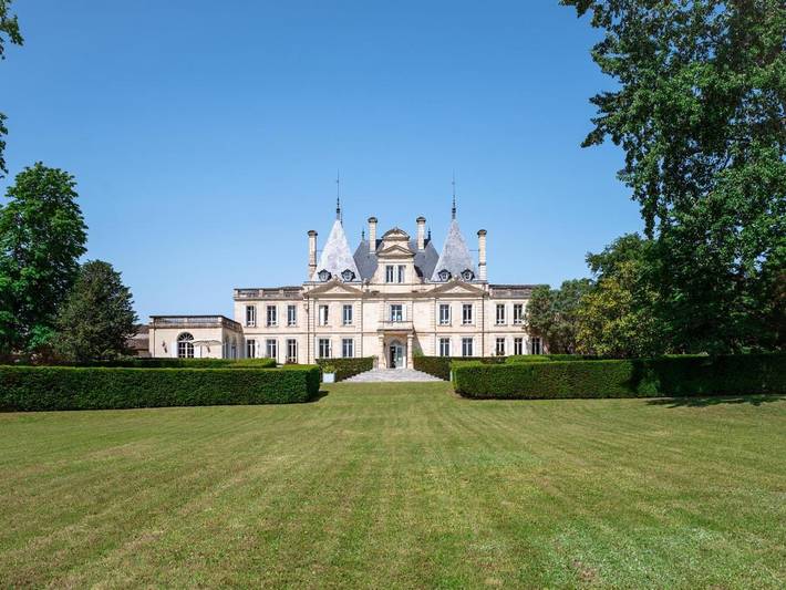 Location de vacances pour 2 personnes, avec Terrasse ainsi que Jardin et Piscine à Lussac