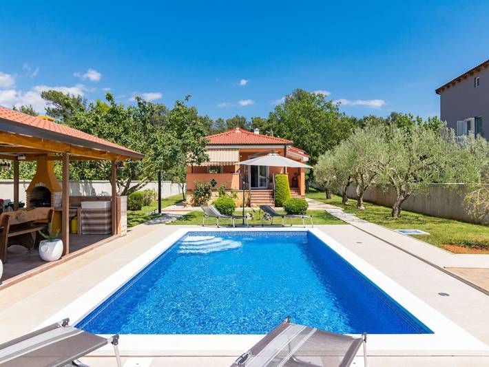 Bungalow für 6 Personen, mit Garten und Terrasse sowie Pool, mit Haustier in Pula