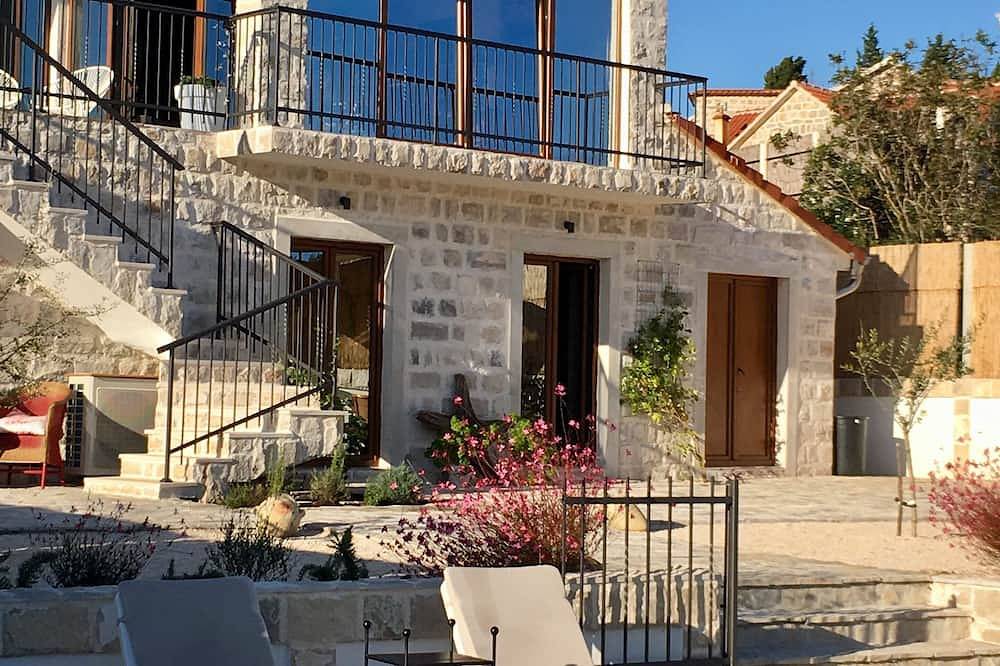 Luxury Stone Villa, Infinity Pool, Stunning Sea & Mountain Views Over Boka Bay in Opština Tivat