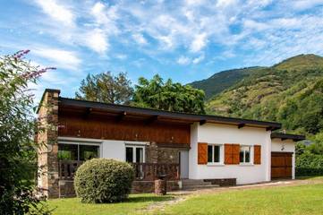 Location de vacances pour 12 personnes, avec jardin et vue à Juzet-de-Luchon