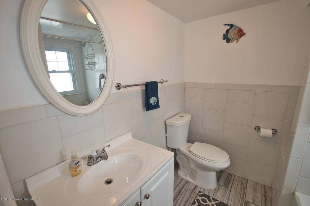 Lavallette Home Steps from Beach! Sleeps 11, 4 Br 2 Ba, Beach Tags included in Toms River, Ocean County