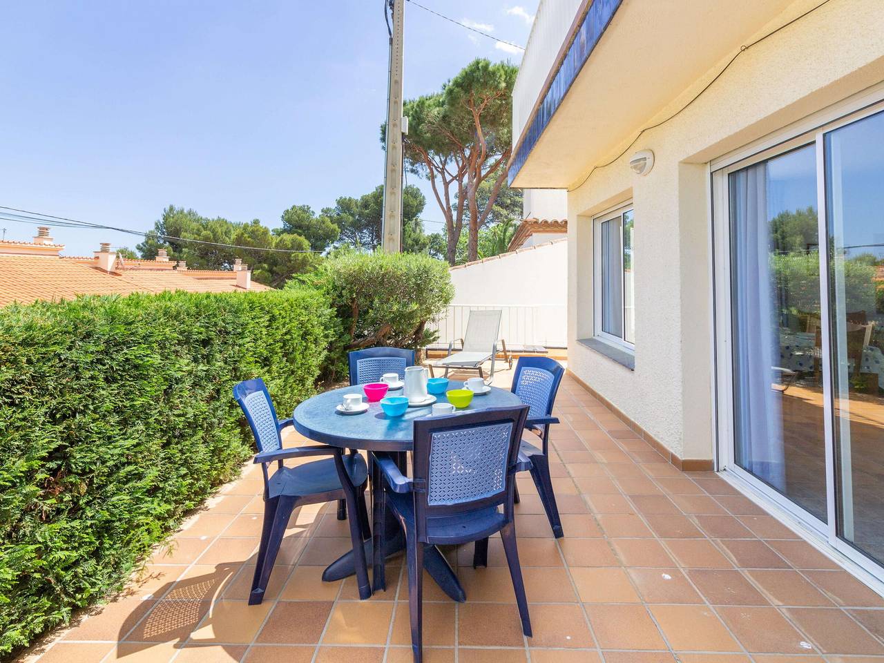 Entire apartment, Bright Ground Floor Apartment with Terrace, Wifi, Garage Near Beach in Llanca, Upper Empordà