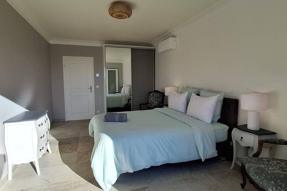 Stunning Villa de la Colline overlooking the valley in Flassans-sur-Issole, Brignoles region
