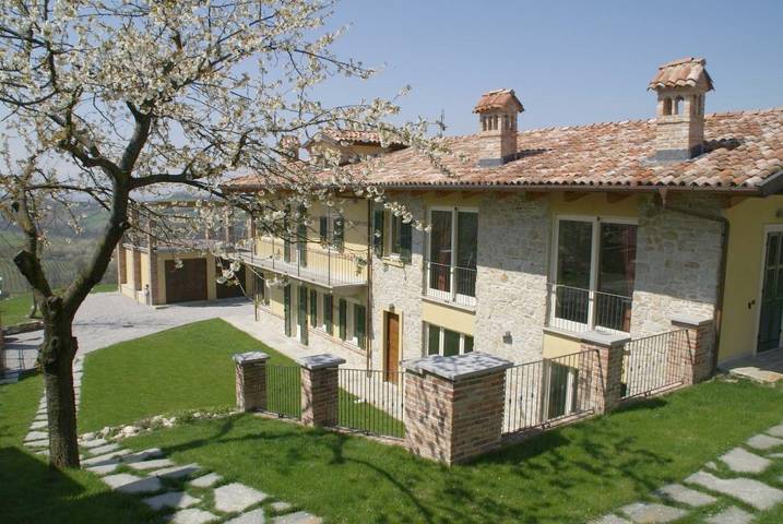 Agriturismo per 2 persone, con Terrazza e Giardino nonché Piscina a Monforte d'Alba