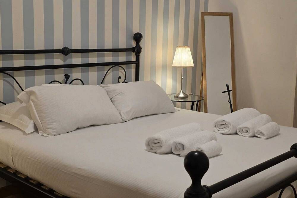 Entire apartment, Mr House - Three Bedroom Apartment, Sleeps 5 in Rome, Rome Province