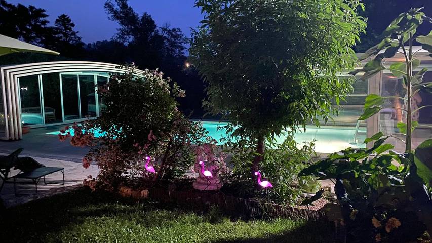 Gîte pour 4 personnes, avec jardin et terrasse ainsi que jacuzzi et piscine