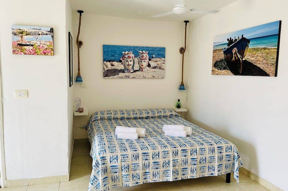 Appartement entier, \"La Tonnara\" is a studio apartment with a sea view terrace, it is located in the central area in Castellammare del Golfo, Province de Trapani