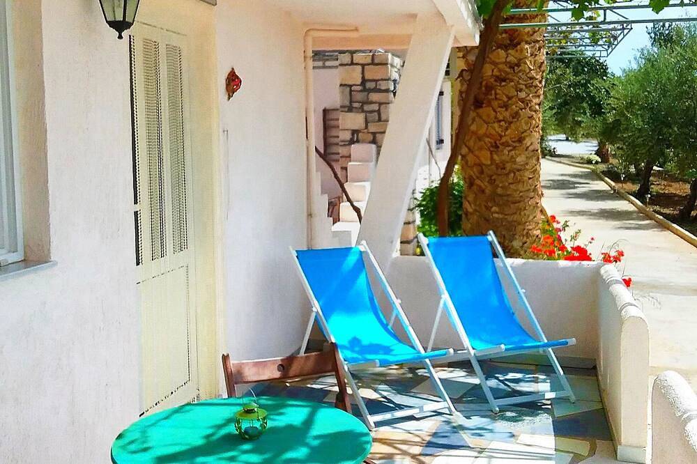 Entire apartment, La Luna Blu Apartment \"Tartaruga\", sea view, 500 meters from the beach in Ferma, South Crete