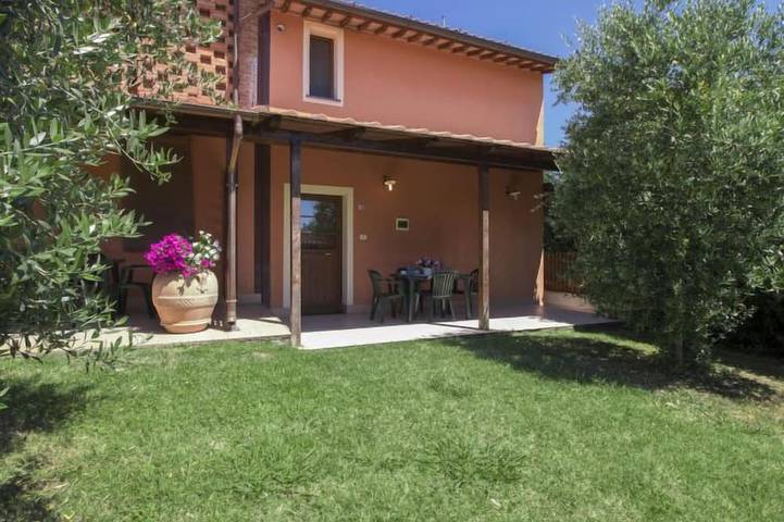 Gîte pour 4 personnes, avec jardin et piscine dans Orentano