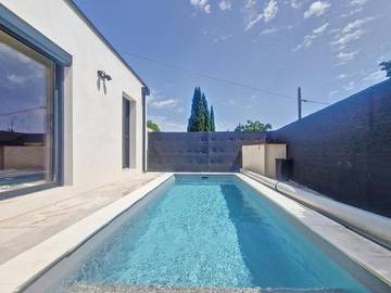 Gîte pour 6 personnes, avec vue ainsi que terrasse et piscine à Saint-Maximin (Nimes)