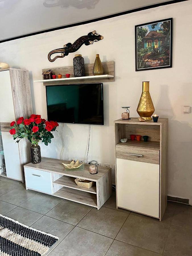 Location de vacances pour 6 personnes, avec vue ainsi que piscine et jardin à Sainte-Suzanne - 2