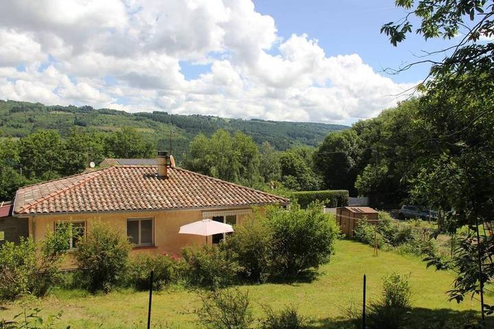 Location de vacances pour 8 personnes, avec jardin à Saint-Amans-Soult