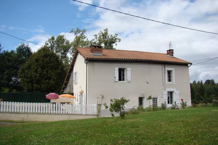 Gîte pour 6 personnes, avec terrasse et jardin