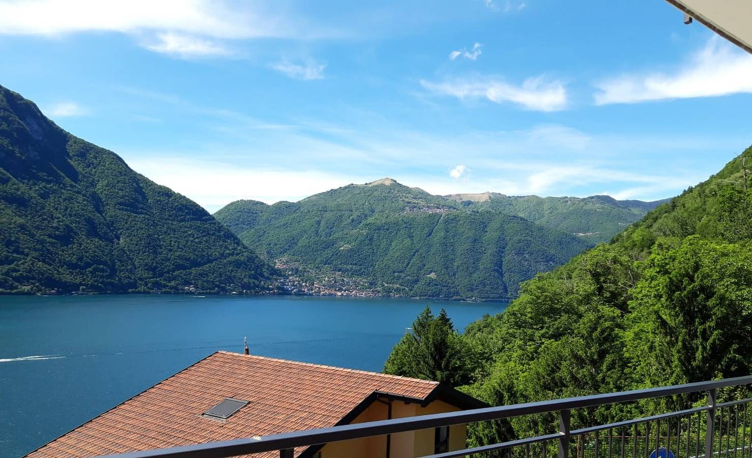 Appartement entier, Appartamento "2 Il Tornante" avec vue sur le lac et les montagnes, Wi-Fi, climatisation et balcon in Nesso, Commune de Nesso