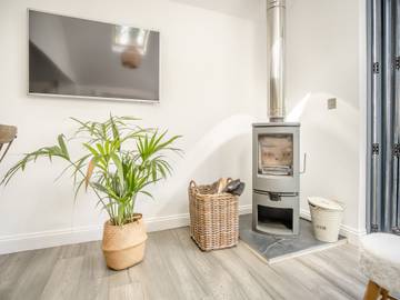 Log Cabin for 6 People in Niton and Whitwell, Isle of Wight, Photo 4