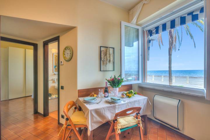 Appartamento intero, Mer Vivante - Front Beach with Balcony in Bagni Derna, Albenga