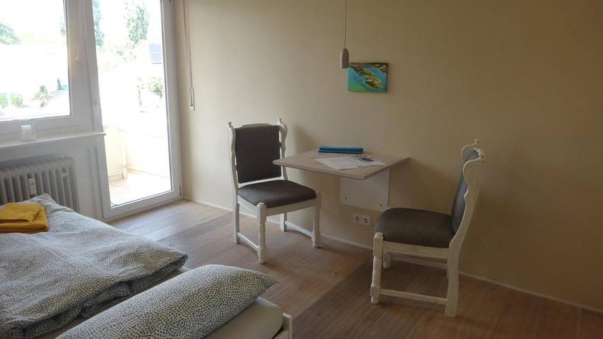 Ferienwohnung für 2 Personen, mit Balkon und Terrasse sowie Garten und Seeblick in Mettnau