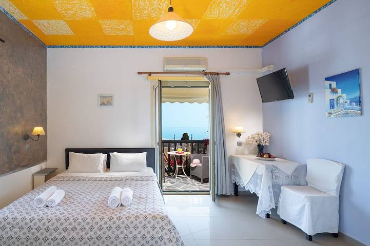 Vakantieappartement voor 2 personen, with balkon and tuin as well as zwembad in Koutouloufari