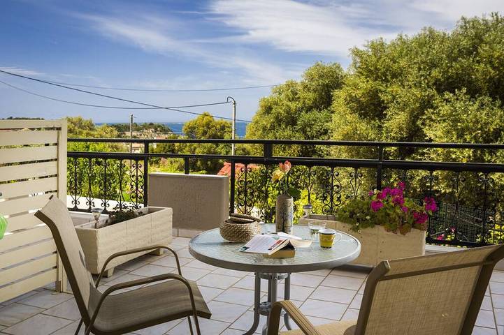 Apartment for 2 people, with garden and pool in Lassi