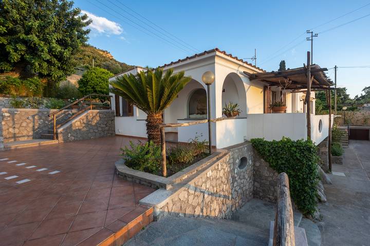 Location de vacances pour 8 personnes, avec terrasse ainsi que jardin et vue à Anacapri - 2