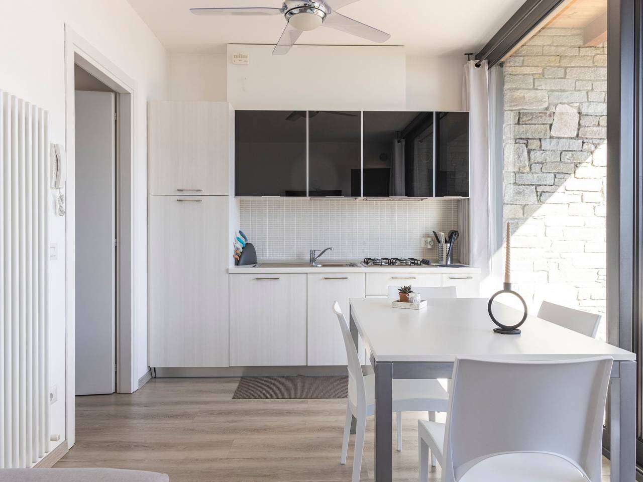 Ganze Wohnung, Wohnung mit Schwimmbad und fantastischem Seeblick in Vercana, Gemeinde Vercana