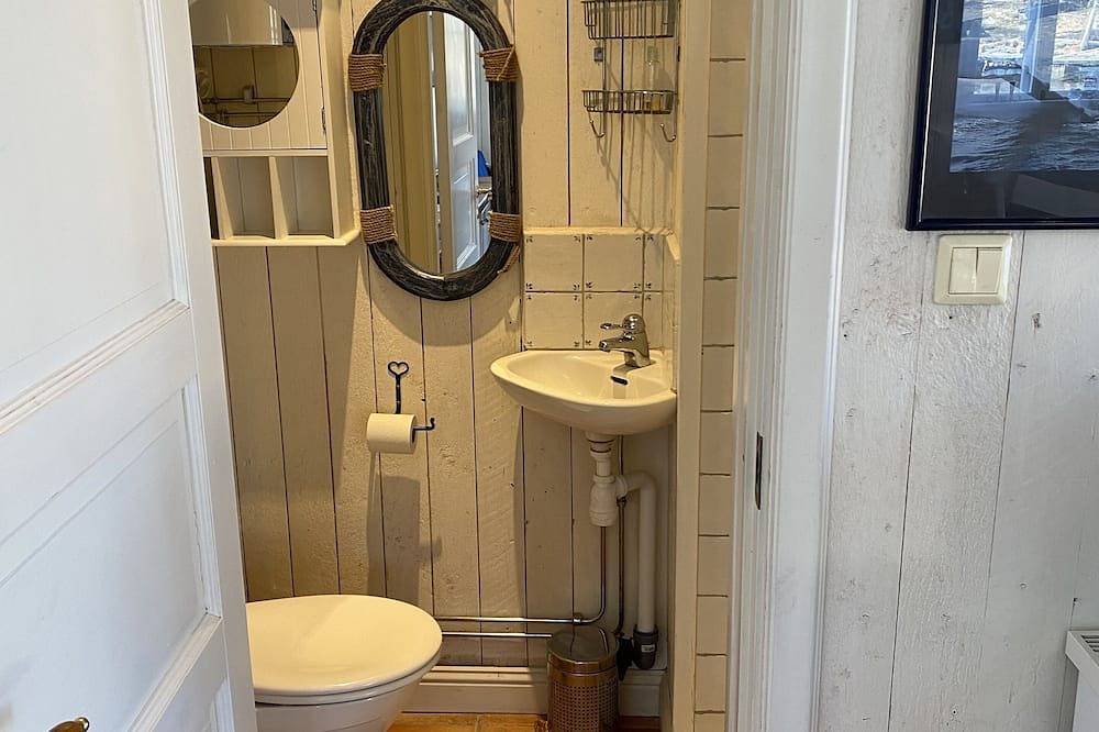 Cozy seaside cottage on its own jetty w rowing boat. 25 minutes to Stockholm! in Kummelnäs, Nacka