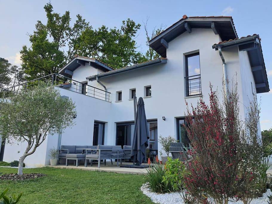 Maison Contemporaine à 5Km De Biarritz Avec Jacuzzi in Bassussarry, Région de Bayonne