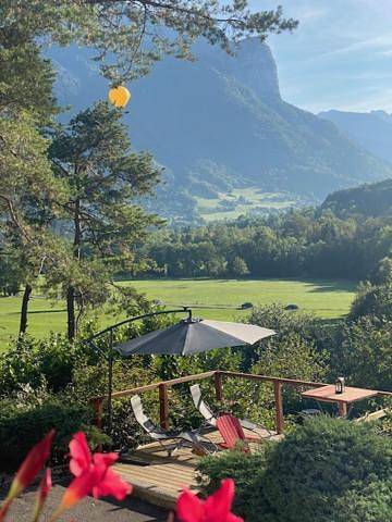 Gîte pour 2 personnes, avec vue et jardin à Alex (Annecy)