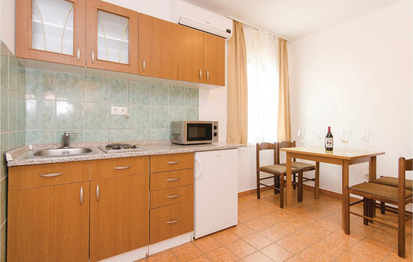 Ganze Ferienwohnung, Gemütliche Ferienwohnung mit Terrasse, Parkplatz und WLAN in der Nähe des Strandes Uvala Bočići in Okrug Gornji, Ciovo
