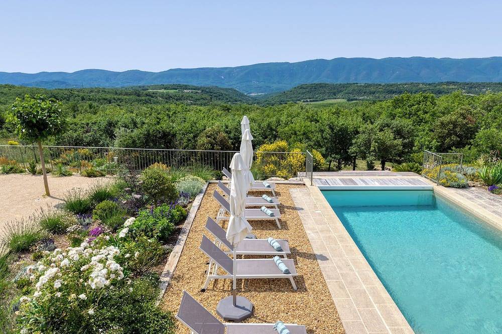 Beautiful Provencal Bastide - panoramic view of the Luberon - heated pool in Viens, Regionaler Naturpark Luberon