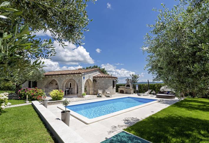 Ferienhaus für 4 Personen, mit Balkon/Terrasse und Garten sowie Pool in Barban