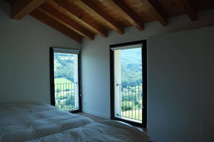 Designed for big families who want to combine mountain, beach and tourism, in Sunbilla, Spanish Pyrenees
