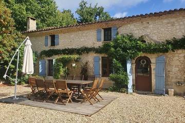 Location de vacances pour 6 personnes, avec jardin à Saint-Privat-des-Prés