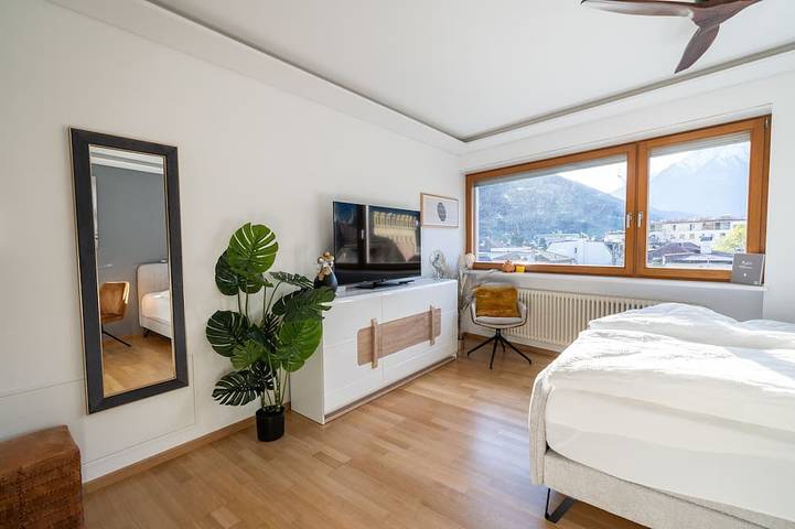 Ganze Wohnung, Ausblick Kleinjuwel im Herzen Merans mit Parkplatz, Panoramablick und Bike Raum. in Meran, Texelgruppe