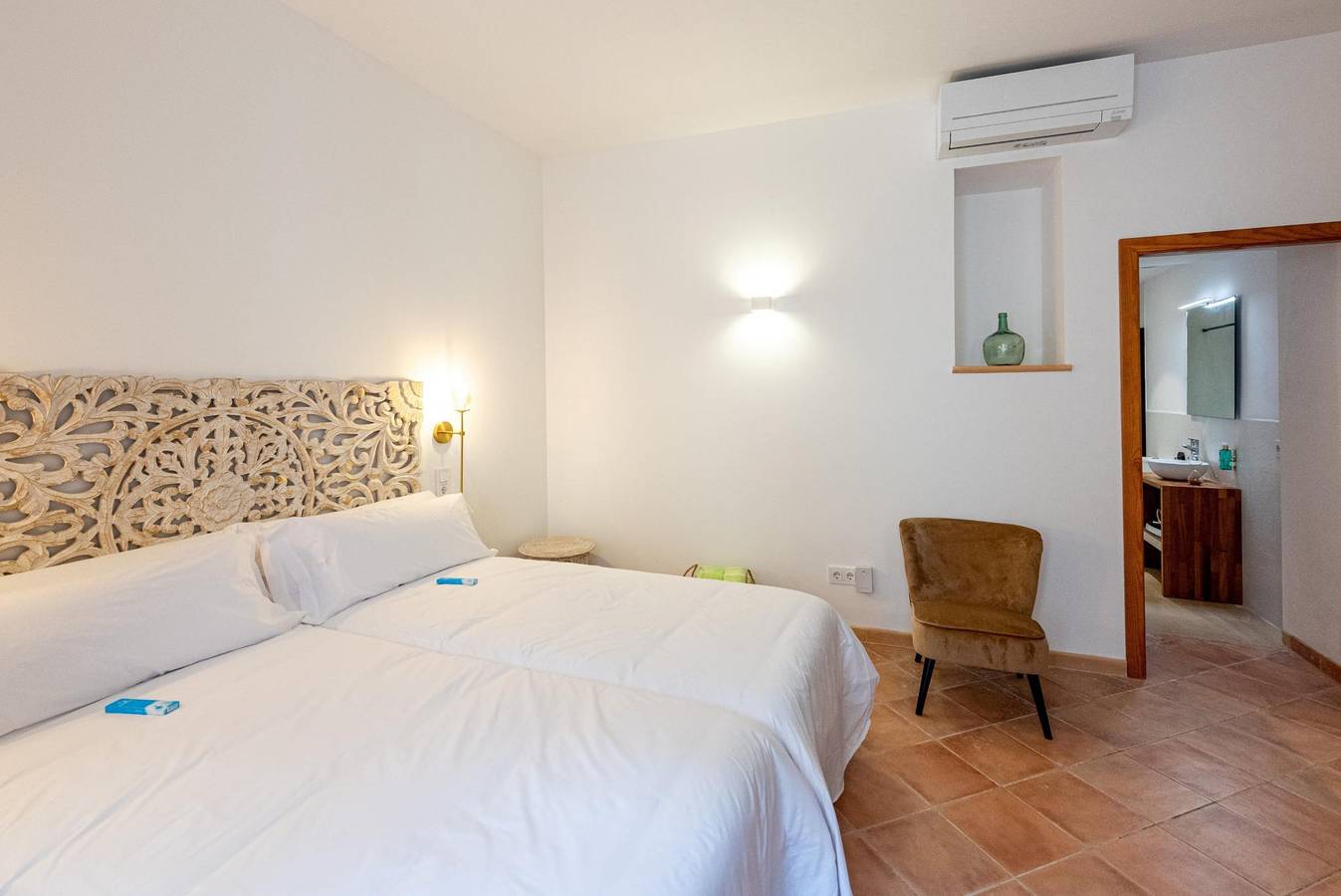Cas Català - Doble Estandard - Beautiful room in a boutique hotel with shared pool and free Wi-Fi in Sineu, Majorca Center