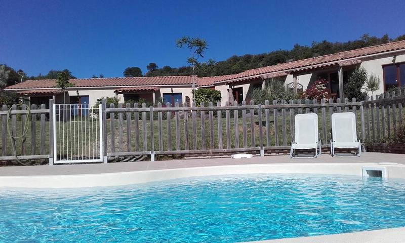 Location de vacances pour 6 personnes, avec piscine ainsi que vue et jardin dans Tourreilles - 3