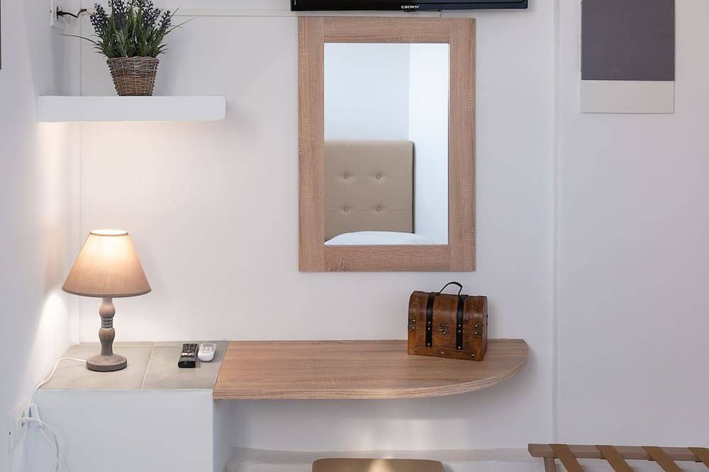 Ganze Wohnung, Family Apartment with terrace and sea view 10 minutes from the beach in Kissamos, Chania und Umgebung