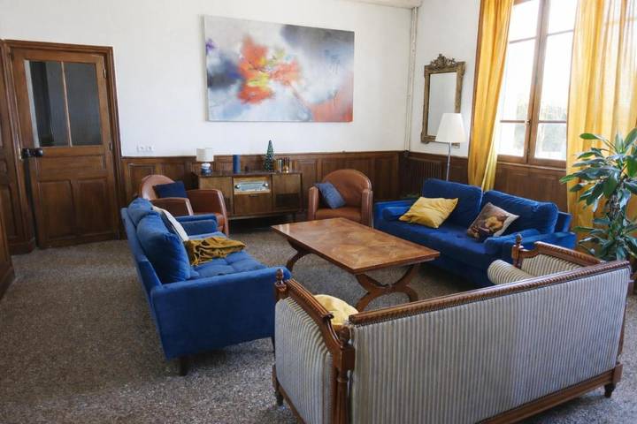 Location de vacances pour 14 personnes, avec vue ainsi que jardin et piscine à Pionsat - 4