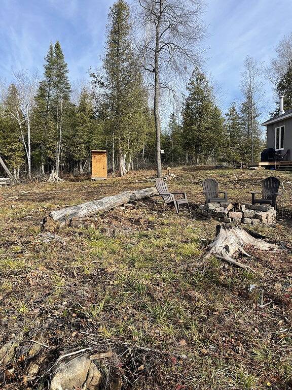Cozy bunkie on private land in Kawarthas in Algonquin Provincial Park