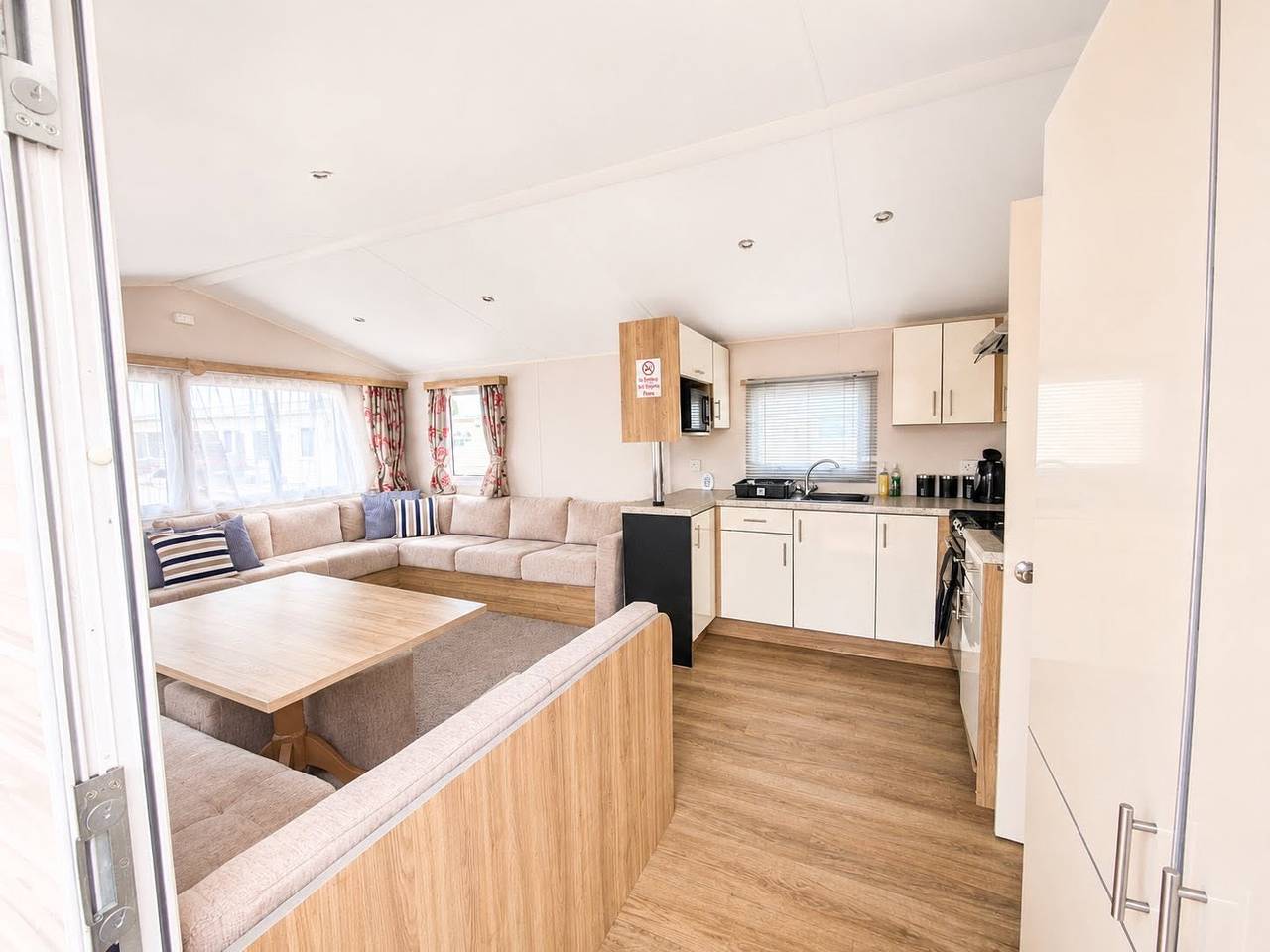 3 Bed Caravan - Sleeps 8 - Free Parking in Ingoldmells, Lincolnshire